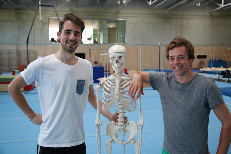 Checker Tobi (re.) mit Sportstudent Sebastian Richter – Bild: BR/​megaherz GmbH/​Hans-Florian Hopfner