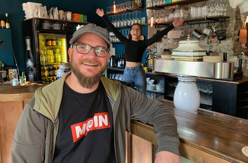 Simon Birr mit einer Mitarbeiterin in seiner Jazzkneipe. – Bild: HR