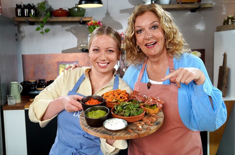 Zora Klipp und Bettina Tietjen (re.) servieren ein spanisches Menü mit Tapas. – Bild: NDR/​Florian Kruck