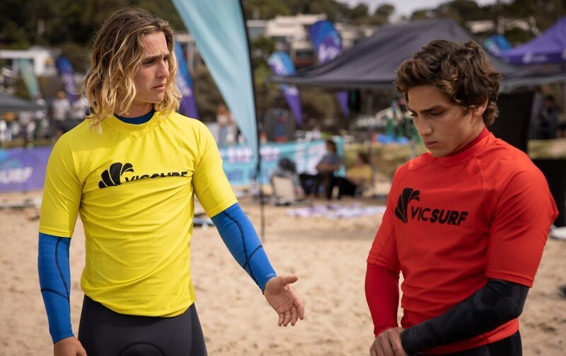 Ari (Kai Lewins, l.) versteht nicht, wieso Marlon (Joao Marinho, r.) ihn nach seinem Unfall vor einem Jahr nicht im Krankenhaus besucht hat. Marlon überrascht ihn mit einer verblüffenden Antwort. – Bild: ZDF/​Sarah Enticknapp