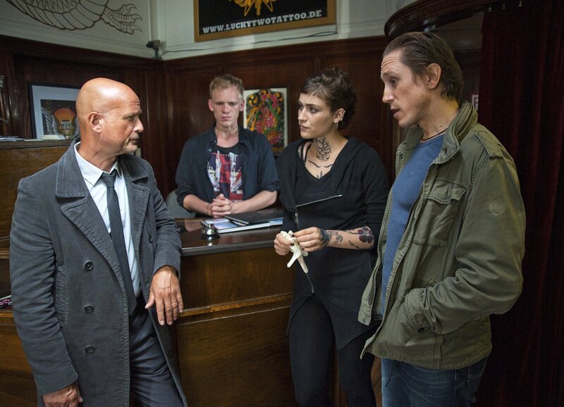 Eine Spur führt ins Tattoo-Studio, v.li.: Christian Berkel als Bruno Schumann, Pit Bukowski als Steffen Schmidt, Sophie Pfennigstorf als Deborah Nolte, Timo Jacobs als Jan Michalski – Bild: SRF /​ ZDF/​Oliver Feist