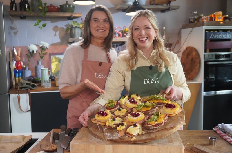Zora Klipp und Inka Schneider (li.) servieren Toast Hawaii und andere Lieblingsgerichte aus ihrer Kindheit. – Bild: NDR/​Florian Kruck