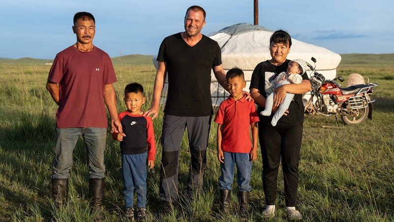 Jonny Fischer zu Besuch bei einer mongolischen Nomadenfamilie. – Bild: SRF