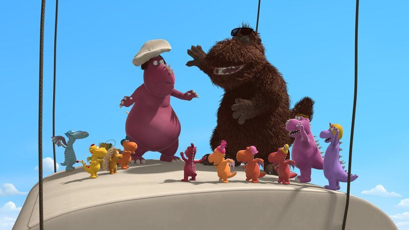 Mitten am Himmel hängt Chefs Wohnwagen an 4 Schnüren und bildet die Bühne für eine Tanzparty, auf der sich Kokosnuss und seine Freunde gut amüsieren. – Bild: ZDF/​Caligari Film