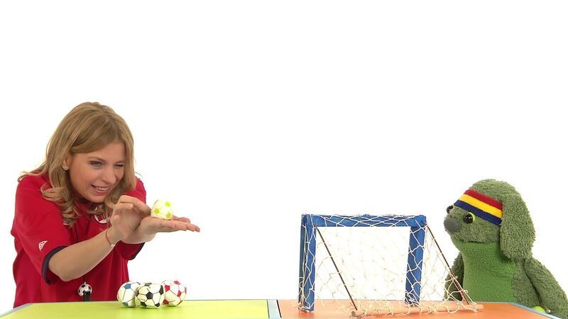 Tanja versucht den Ball ins Tor zu bekommen. – Bild: WDR/​Trickstudio Lutterbeck