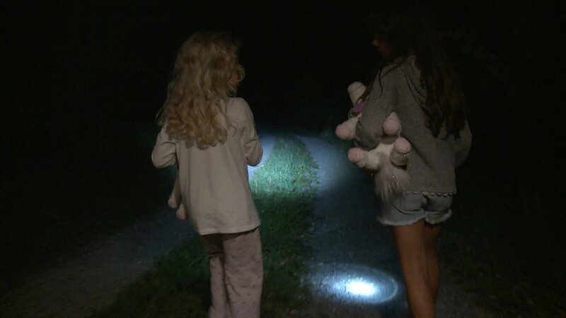 Lia und Lola machen eine Nachtwanderung. – Bild: KiKA