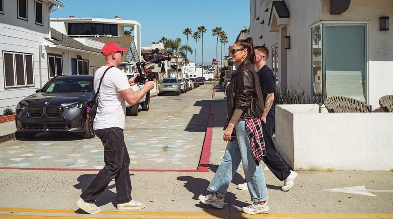 Marco Reus (re.) zeigt Esther Sedlaczeck seine neue Heimat in Kalifornien, Newport Beach. – Bild: SWR/​Pedro Dederer