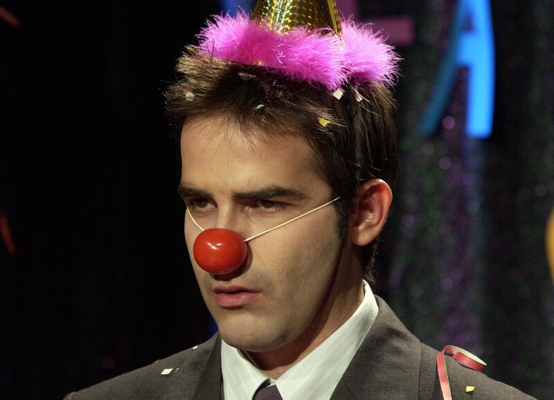 Adrian Furrer (Beat Marti, Bild) hat Grippe und hohes Fieber. Doch statt im Bett zu liegen, muss auf einer Feier des Fastnachtvereins mit Witz und Charme glänzen. – Bild: SF DRS
