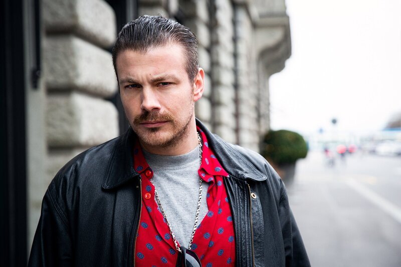 Einer der «Kistenträger» der Diebesbande: Daniel Boner als Dieter Müller. – Bild: SRF/​Pascal Mora