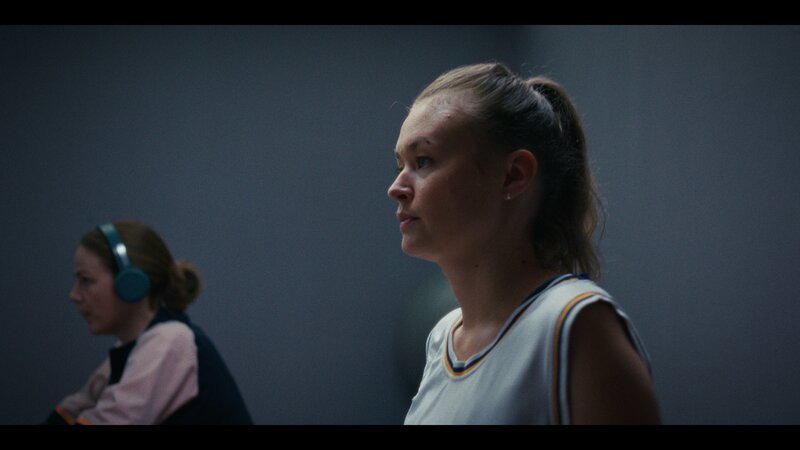 Fritzi (Llewellyn Reichman, l.) und Irina (Katja Hutko, r.) trainieren für den Volkstriathlon. – Bild: PUSH /​ BantryBay /​ Lydia Richter /​ ZDF