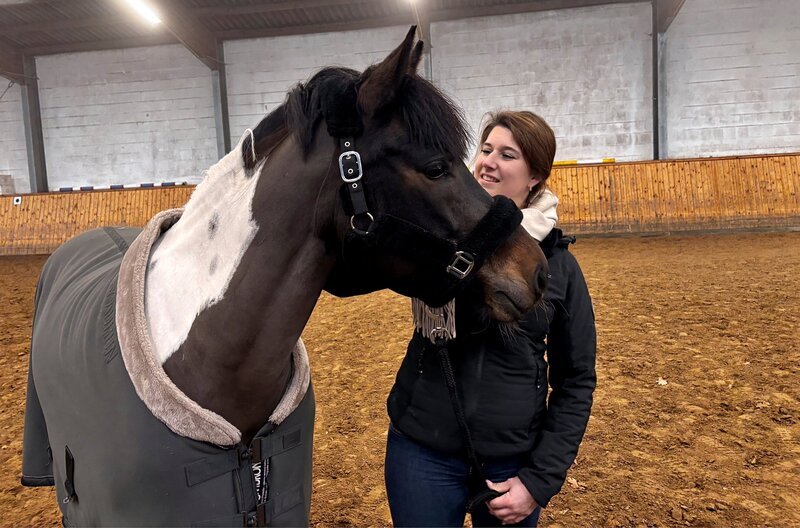 Kira muss sicher von ihrem geliebten Pferd Samy trennen, weil ihr die Kosten für den Tierarzt über den Kopf wachsen. – Bild: SWR