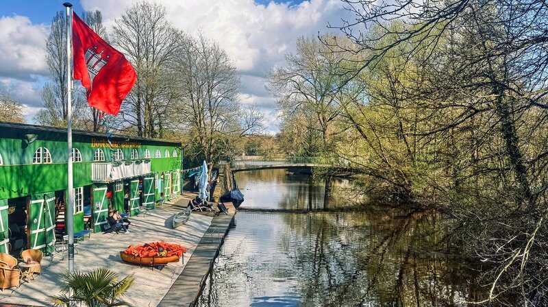 Fußgänger-Brücke an der Meenkewiese: Hier soll eine Verschrankung Radfahrer ausbremsen – Bild: NDR/Timo Graner Fußgänger-Brücke an der Meenkewiese: Hier soll eine Verschrankung Radfahrer ausbremsen – Bild: NDR/Timo Graner