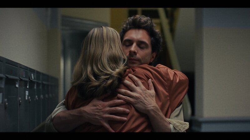 Nach der Trennung von Fritzi (Llewellyn Reichman, l.) braucht Jan (André Kaczmarczyk, r.) Veränderung. Die letzten Wochen hat er noch in der gemeinsamen Wohnung auf der Couch geschlafen. Doch jetzt werden seine Karrierepläne im Ausland konkret: Er reist zu einem Bewerbungsgespräch nach Boston. – Bild: Doro Götz /​ ZDF