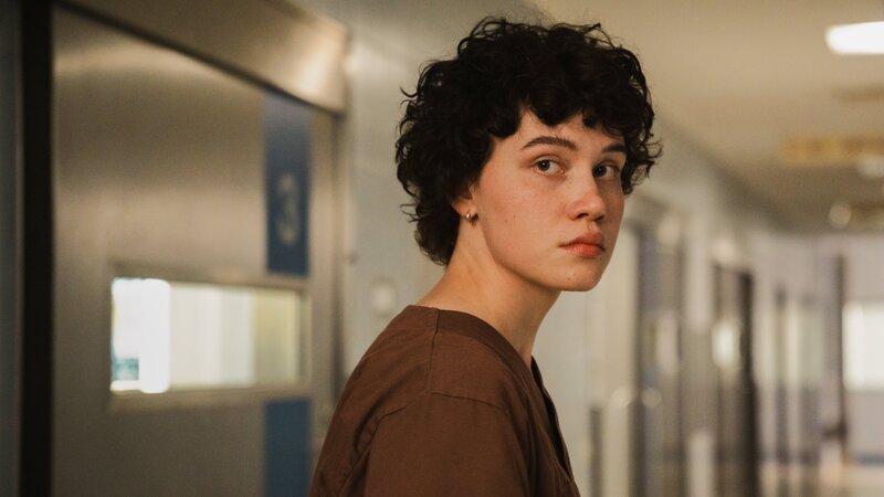 Greta (Lydia Amasko) verlangt diese Schicht alles ab: Als eine Kollegin krank wird, muss sie zusätzlich zum Schichtdienst das Telefon übernehmen. Die Anrufe häufen sich, Notfälle kommen hinzu: eine gehörlose Mutter mit schwerem Milchstau, eine verunsicherte Patientin am Telefon – Greta gerät ins Schwimmen. – Bild: ZDF und Clara Marnette