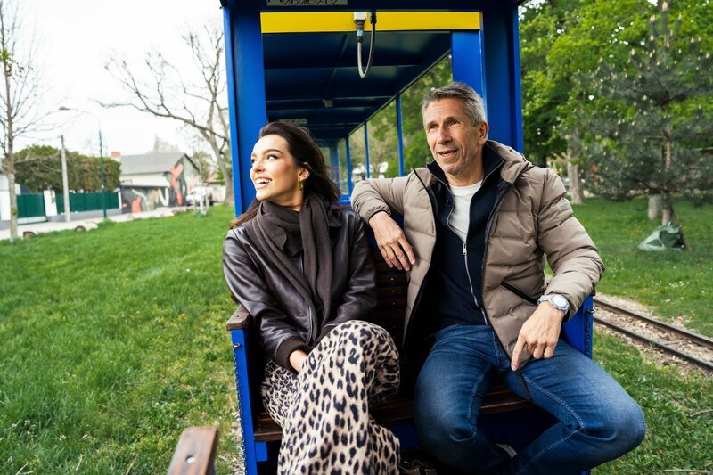 Christian Nehiba und Lili Paul-Roncalli während des Drehs zu ServusTV’s „WM, wir kommen! – Christian Nehiba unterwegs mit …“, am 21. April 2026, Österreich – Bild: ServusTV /​ Ulrich Aydt