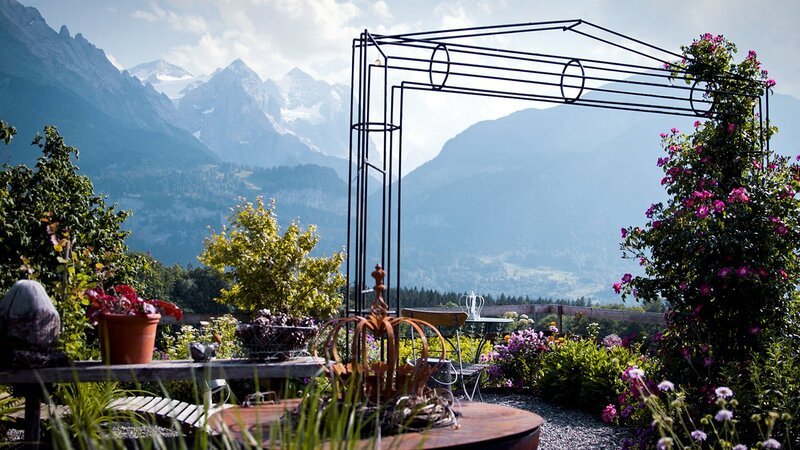 Hinter den Hecken – Garten mit Aussicht in Hasliberg BE Staffel 6 Folge 5. Der Garten von Pia Huber besteht aus zwei Teilen: Da ist einerseits ein traditioneller Nutzgarten und andererseits ein moderner Ziergarten. – Bild: SRF