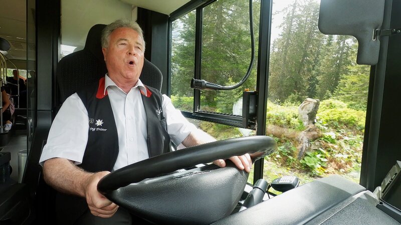Mit dem Postauto durch die Schweiz Durchs wildromantische Rosenlauital Der singende Busfahrer Sämi Zumbrunn – Bild: SRF/​dpc.station