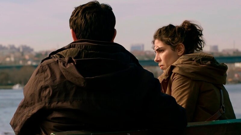 Arjin (r, Heja Türk) bespricht sich mit einem Freund. – Bild: WDR/​Siwor Film