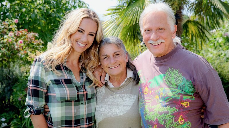 Hinter den Hecken – Multi-Kulti-Garten in Weggis LU Staffel 6 Folge 4. Nicole Berchtold mit Elisabeth und Alexander Oetiker in ihrem Garten in Weggis. – Bild: SRF