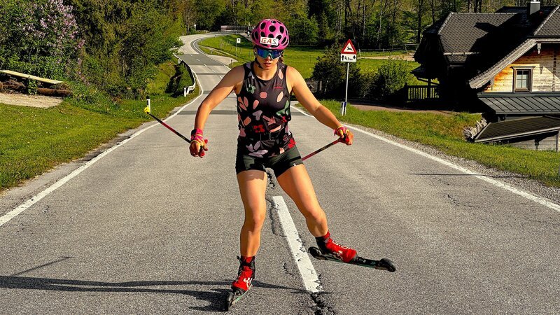 Die Para-Olympiasiegerin Carina Edlinger während ihres Sommertrainings während des Drehs zu ServusTVs „ Anders als Andere“ am Hintersee, Salzburg, Österreich am 30.04.2024 – Bild: ServusTV /​ Florian Guthknecht