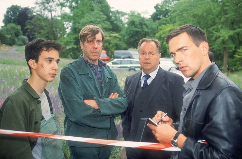 Im botanischen Garten wurde die Leiche eines Bewährungshelfers gefunden. Kommissar Bonhoff (Wolfgang Krewe, re.) und Kommissar Kehler (Wolfgang Bathke) befragen zwei Arbeiter, Uwe (Raphael Ghobadloo, l.) und Adi (Uwe Rohde), ob sie etwas gesehen haben. – Bild: RTL /​ Rolf Baumgartner