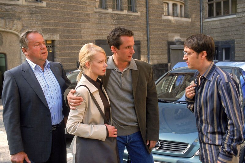 Kommissar Kehler (Wolfgang Bathke, l.) ist überrascht, als er die Anschuldigungen der Neumanns (Theresa Hübchen, Sven Gerhardt) gegen Ralf Maybach (Mario Irrek, r.), den leiblichen Vater ihrer Tochter, zu hören bekommt. – Bild: RTL /​ Rolf Baumgartner