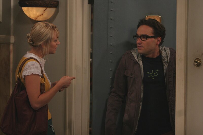 Penny (Kaley Cuoco, l.) bittet Leonard (Johnny Galecki, r.) und Sheldon um Hilfe. Doch leider geht der Plan nach hinten los und ihre Freundschaft steht auf dem Spiel … – Bild: © Warner Bros. Television