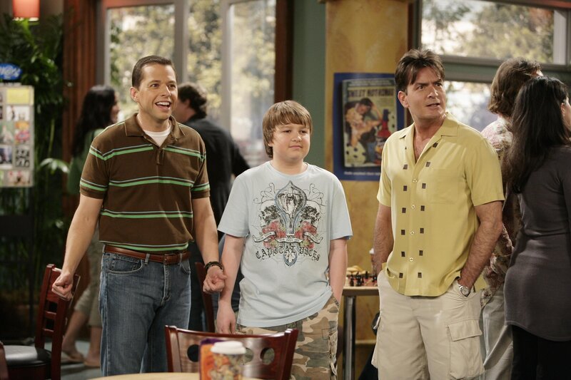 Alan (Jon Cryer, l.) ist mit seinem Bruder Charlie (Charlie Sheen, r.) und seinem Sohn Jake (Angus T. Jones, M.) in einem Coffeeshop. Dort läuft ihm Cynthia über den Weg … – Bild: © Warner Brothers Entertainment Inc.