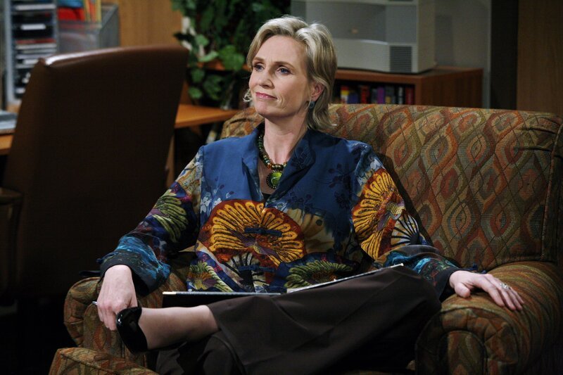 Die Psychologin Dr. Freeman (Jane Lynch) versucht Erklärungen für Charlies seltsames Verhalten zu finden … – Bild: Warner Brothers Entertainment Inc.