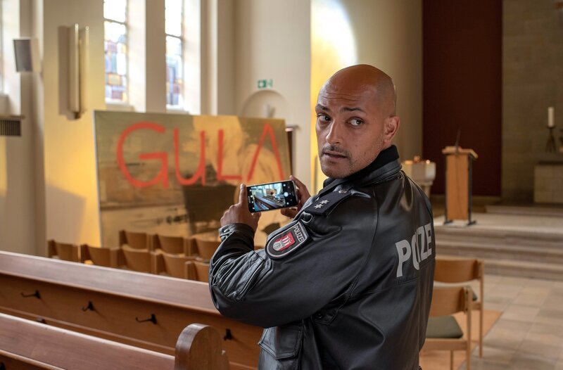 Lukas Petersen (Patrick Abozen) weiß, dass „Gula“ auch Selbstsucht bedeuten kann. Aber ist damit der Pfarrer gemeint? – Bild: ARD/​Thorsten Jander
