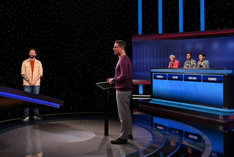 Moderator Alexander Bommes (2.v.l.) mit den Kandidat:innen: Monika Knauf (3.v.r.), Jacob Moritz (2.v.r.), Mirjam Kohls (r.), Dennis Voß (l.). – Bild: ARD/​Uwe Ernst