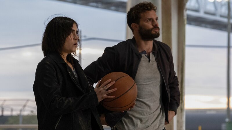 Dennis (Jamie Dornan, r.) – Bild: CH Media