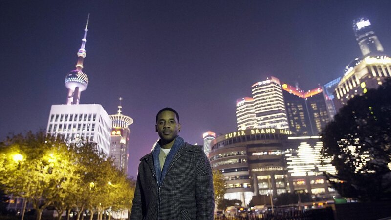 Der britische Schauspieler und Filmemacher Reggie Yates in Shanghai, China – Bild: SRF/​BBC Studios