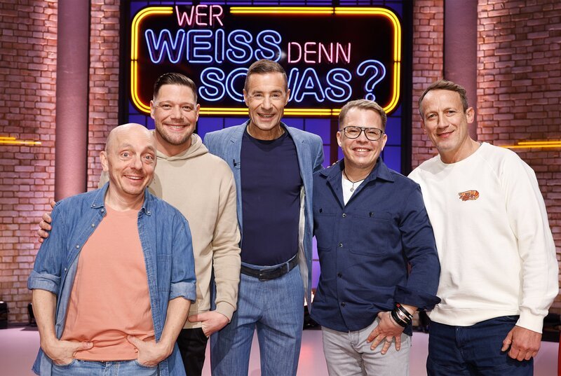 Moderator Kai Pflaume und seine Rateteam-Kapitäne Bernhard Hoëcker und Wotan Wilke Möhring begrüßen in dieser Sendung den Koch und Unternehmer Robin Pietsch und den Koch und Fernsehmoderator Mario Kotaska. – Bild: ARD/​NDR/​UFA SHOW & FACTUAL/​Morris Mac Matzen