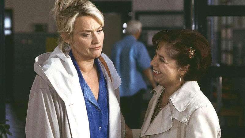 Rita (Gaby Köster, l.) und Gisi (Franziska Traub) können Horst im Krankenhaus nicht finden. Hoffentlich ist es nicht zu spät … – Bild: RTL /​ Martin Lässig
