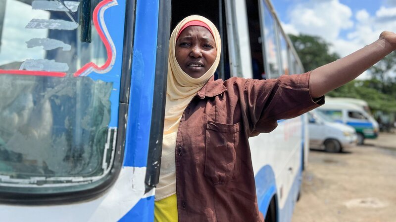 Fahrkartenkontrolleurin Mwanaheri Pazi am Busbahnhof von Bagamoyo, Tansania – Bild: SRF/​Autentic