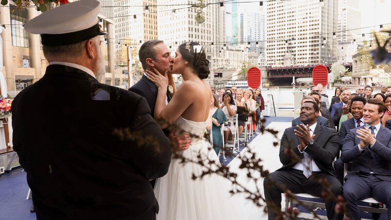 Chicago Fire Staffel 10 Folge 22 Der Kuss: stehend) Taylor Kinney als Kelly Severide, Miranda Rae Mayo als Stella Kidd (sitzend:) Eamonn Walker als Chief Wallace Boden, Daniel Kyri als Darren Ritter, Jesse Spencer als Matthew Casey – Bild: SRF/​NBC Universal