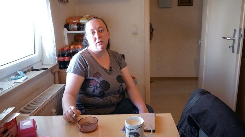 Im grünen Block lebt Petra (Foto) mit ihrem Verlobten Sascha und ihren zwei Töchtern. – Bild: RTLZWEI