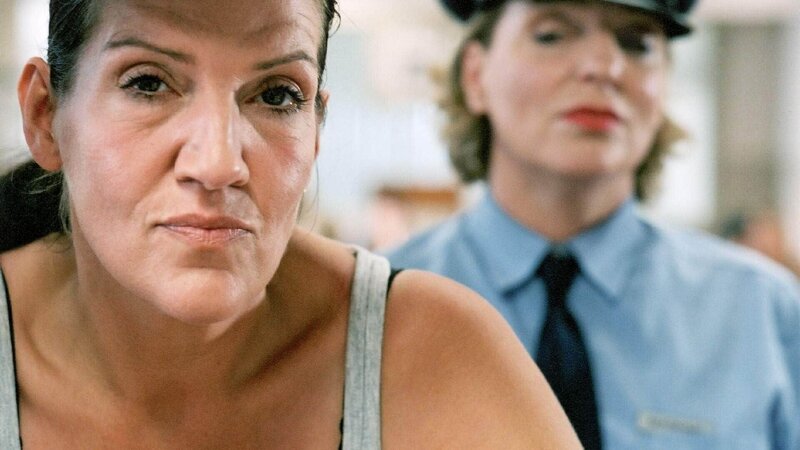 Walter (Katy Karrenbauer, li.) kehrt nach Reutlitz zurück und muss erkennen, dass sich dort alles verändert hat. (re. Peggy Lukac als Irene Herrmann) – Bild: TVNOW/​ Stephanie Kulbach