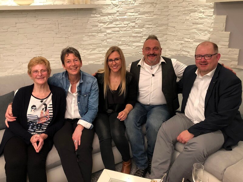 V.l.: Doris, Katja, Jana, Gastgeber Berni und Markus – Bild: TVNOW /​ ITV Studios