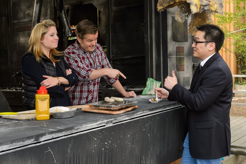 Als ein asiatischer Geschäftsmann (Komparse) Interesse an Beas (Caroline Maria Frier) Currywurst zeigt, sieht Ingo (Andre Dietz, 2.v.l.) eine Chance, die Schranke wieder aufzubauen. – Bild: RTL