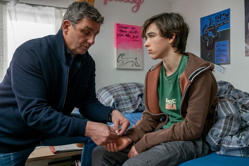 Fabian Bichler (Matteo Miska, r.) ist mit akuter Atemnot zusammengebrochen. Weder er noch Dr. Martin Gruber (Hans Sigl, l.) ahnen, welche besorgniserregende Diagnose dem jungen Mann bevorsteht. – Bild: ZDF und Erika Hauri