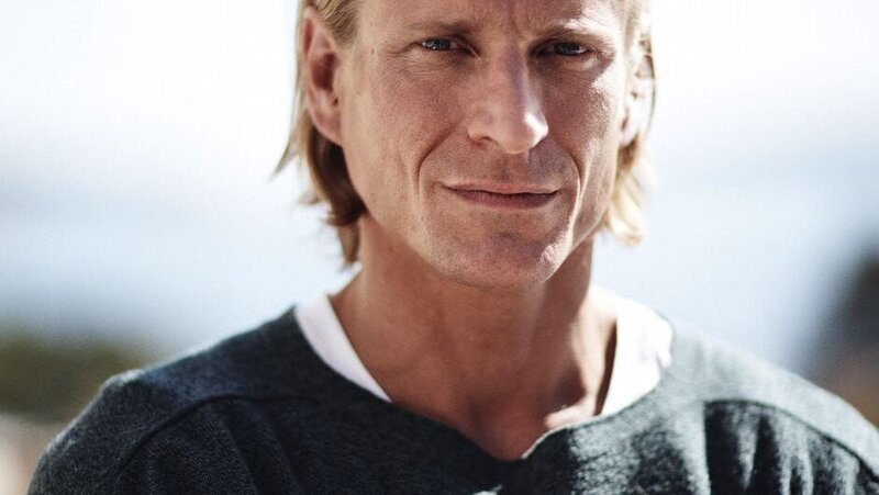 Henrik (Jonas Malmsjö) hat Geheimnisse vor seiner Frau. – Bild: Filmlance International/​Fredrik Ottosson