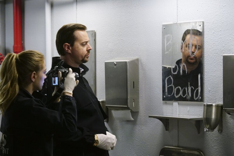 Als das Schiff der Navy ablegen will, wird eine Entdeckung gemacht: Angeblich befindet sich eine Bombe an Bord. Ellie Bishop (Emily Wickersham, l.) und Timothy McGee (Sean Murray, r.) gehen der Sache nach … – Bild: CBS Broadcasting, Inc.