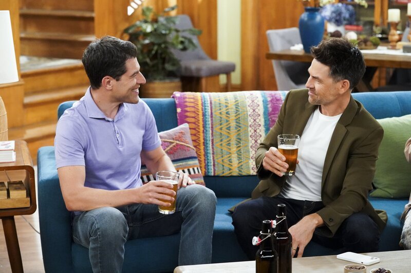 Dave Johnson (Max Greenfield, l.); Josh (Kyle Howard, r.) – Bild: Monty Brinton /​ CBS Broadcasting Inc.