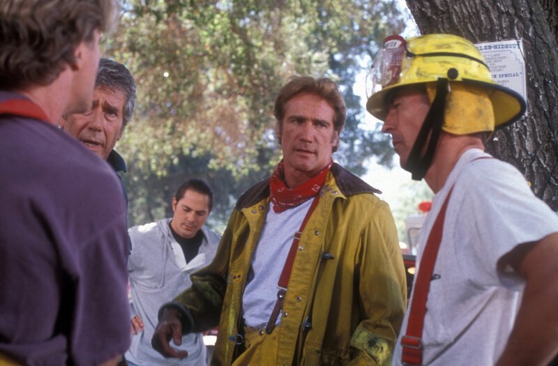 Steve (Barry Van Dyke, 2.v.r.) bespricht mit den Feuerwehrmännern den Einsatz. – Bild: CBS Studios Inc. All Rights Reserved. Lizenzbild frei