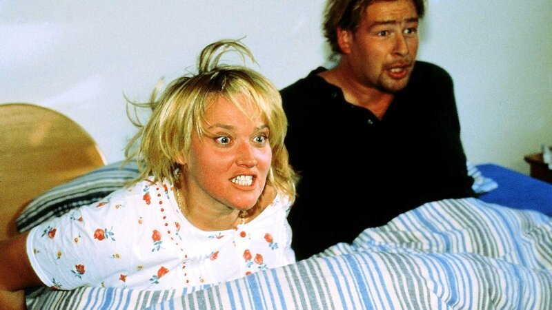 Rita (Gaby Köster) und Horst (Frank Vockroth) haben verschlafen! Was wird Ritas neuer Chef Schumann dazu sagen? – Bild: MG RTL D /​ Guido Engels