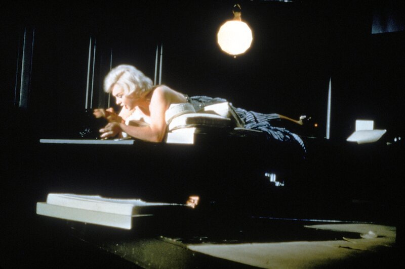 Endlich bekommt der Geschäftsmann Jean-Marc Clement (Yves Montand, unten) das was er will: Eine Rolle in einem Theaterstück, zusammen mit seiner Angebeteten Amanda (Marilyn Monroe, oben) … – Bild: Disney