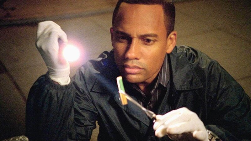 Ein Mann ist in einem brennenden Zigarettenkostüm von einem Gebäude gestürzt: Dr. Hawkes (Hill Harper) untersucht den Vorfall. – Bild: MG RTL D /​ CBS