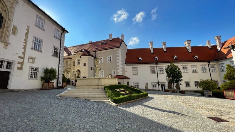 Innenhof und Residenz des Markgrafen Leopold III in Klosterneuburg. – Bild: ORF/​pre tv/​Peter Beringer